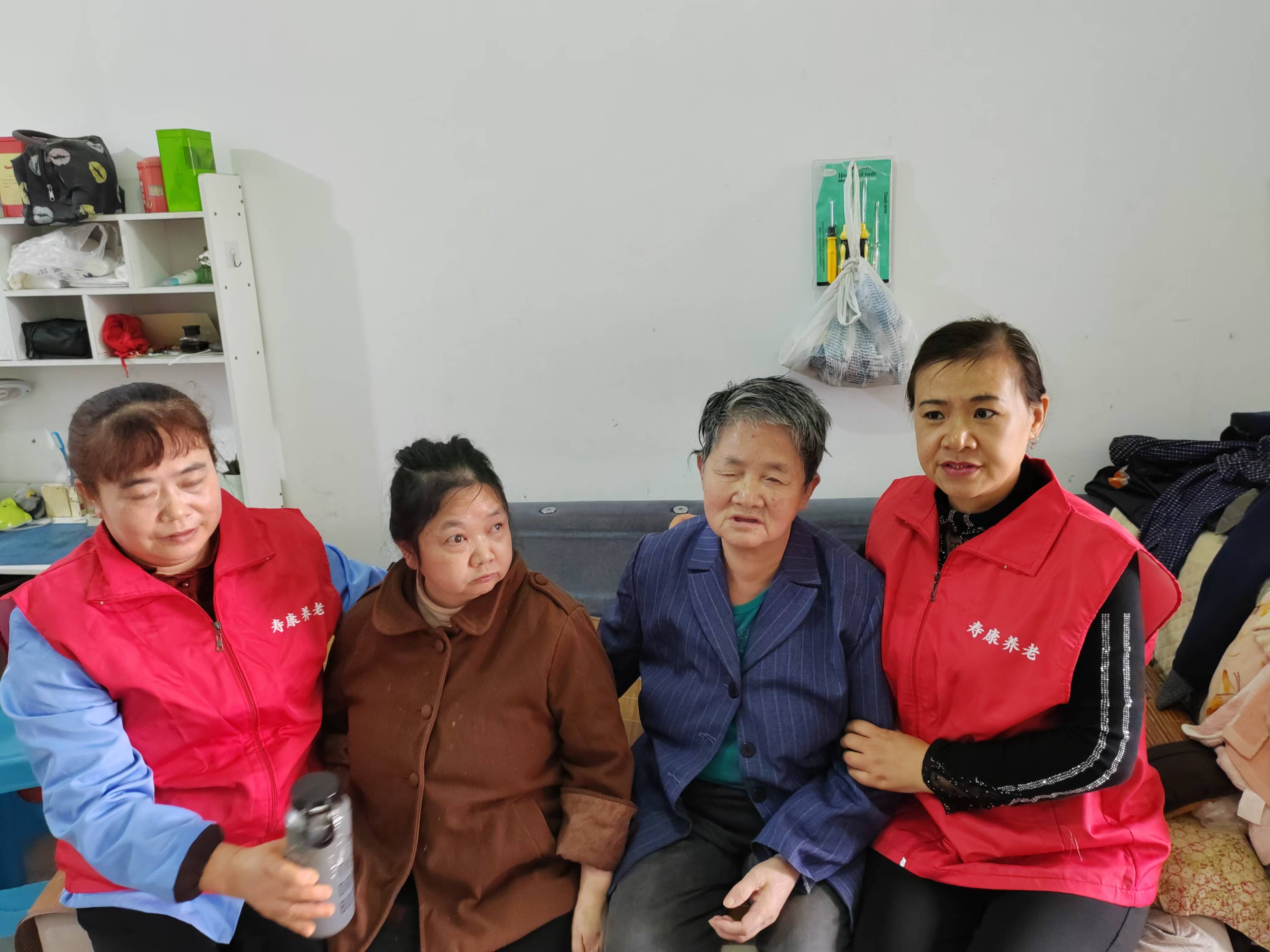 关爱失明老人，传递温暖力量